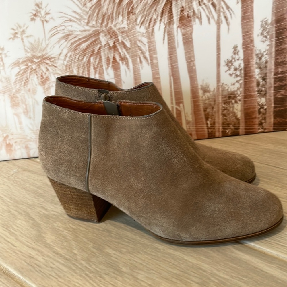 Woman’s lucky brand ankle boots, Size 8, Sway pattern, Leather insole